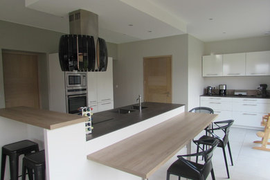 Modern inredning av ett stort linjärt kök med öppen planlösning, med en dubbel diskho och en köksö