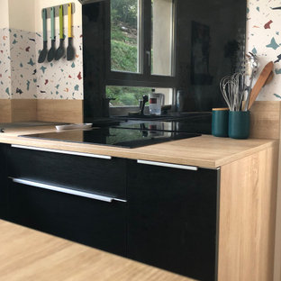 Photo of a mid-sized contemporary u-shaped open plan kitchen in Marseille with a single-bowl sink, beaded inset cabinets, black cabinets, laminate benchtops, multi-coloured splashback, ceramic floors, with island and pink floor.