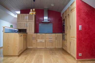 Идея дизайна: п-образная кухня-гостиная среднего размера в классическом стиле с светлыми деревянными фасадами и полуостровом