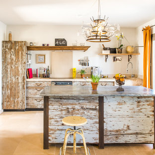 Geschlossene, Einzeilige, Mittelgroße Stilmix Küche mit Schränken im Used-Look, Einbauwaschbecken, Kassettenfronten, Kalkstein-Arbeitsplatte, Küchenrückwand in Beige, Kalk-Rückwand, Küchengeräten aus Edelstahl, Kalkstein, Kücheninsel, beigem Boden und beiger Arbeitsplatte in Sonstige