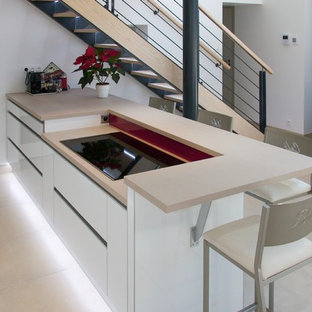 Inspiration för mellanstora moderna kök, med en enkel diskho, luckor med profilerade fronter, vita skåp, kaklad bänkskiva, glaspanel som stänkskydd och rostfria vitvaror