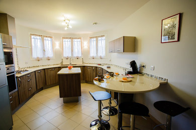 На фото: угловая кухня в стиле модернизм