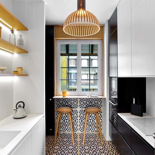 Modelo de cocina de galera, actual, pequeña, cerrada, sin isla, con fregadero de un seno, armarios con paneles lisos, puertas de armario blancas, salpicadero blanco, salpicadero de azulejos de cerámica, electrodomésticos blancos y suelo de baldosas de cerámica