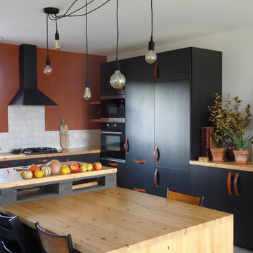 Cuisine noire, argile et bois