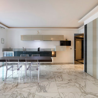 Idées déco pour une grand cuisine américaine linéaire contemporaine avec un placard à porte plane, des portes de placard beiges, un sol en marbre et aucun îlot.