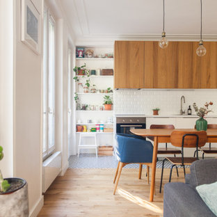 Réalisation d'une cuisine ouverte linéaire design de taille moyenne avec un évier encastré, un placard à porte plane, des portes de placard blanches, une crédence blanche, un électroménager encastrable, un sol en carrelage de porcelaine, aucun îlot, un sol bleu et un plan de travail turquoise.