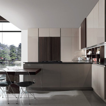 Cuisine ouverte sur séjour finition beige et bois, îlot central et table
