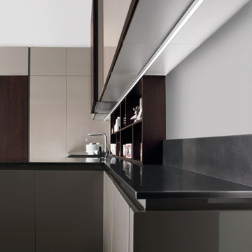Cuisine ouverte sur séjour finition beige et bois, îlot central et table