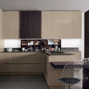 Cuisine ouverte sur séjour finition beige et bois, îlot central et table