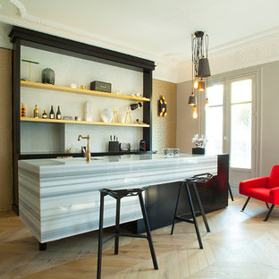 Aménagement d'une cuisine linéaire contemporaine de taille moyenne avec un évier intégré, un placard sans porte, des portes de placard jaunes, une crédence blanche et un sol en bois clair.