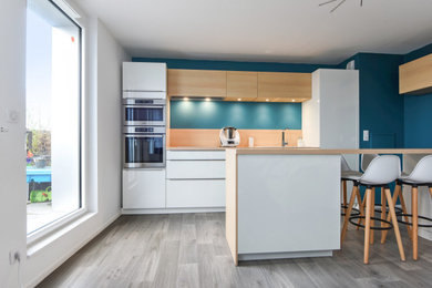 Cette photo montre une cuisine ouverte scandinave de taille moyenne.