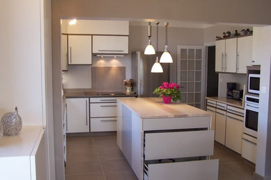 Design ideas for a modern kitchen in Montpellier.