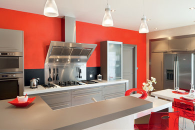 Mittelgroße Moderne Wohnküche in L-Form mit Küchenrückwand in Schwarz, Rückwand aus Schiefer und Kücheninsel in Nantes