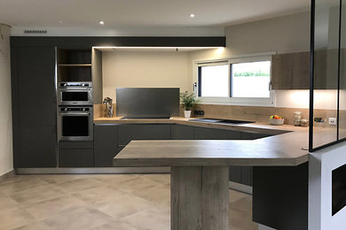 Inspiration for a large modern l-shaped open plan kitchen in Nantes with a single-bowl sink, beaded cabinets, laminate countertops, wood splashback and stainless steel appliances.