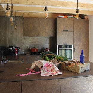 Ejemplo de cocina comedor en U, urbana, de tamaño medio, con una isla, fregadero integrado, salpicadero verde, salpicadero de metal, electrodomésticos de acero inoxidable, suelo de baldosas de cerámica, suelo beige y encimeras naranjas