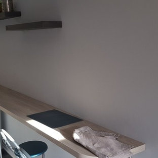 Geschlossene, Zweizeilige, Kleine Moderne Küche ohne Insel mit Waschbecken, Küchenrückwand in Metallic, Rückwand aus Spiegelfliesen, Küchengeräten aus Edelstahl, Linoleum und grauem Boden in Bordeaux