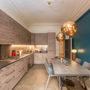 Idée de décoration pour une cuisine américaine design en L de taille moyenne avec des portes de placard en bois clair, un électroménager en acier inoxydable, un sol beige, un placard à porte plane, aucun îlot, une crédence métallisée, un plan de travail en onyx, une crédence en dalle métallique, un évier encastré et un sol en marbre.