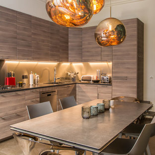 Photo of a mid-sized contemporary l-shaped eat-in kitchen in Paris with an undermount sink, louvered cabinets, light wood cabinets, beige splashback, stainless steel appliances, beige floor, no island, onyx benchtops and metal splashback.