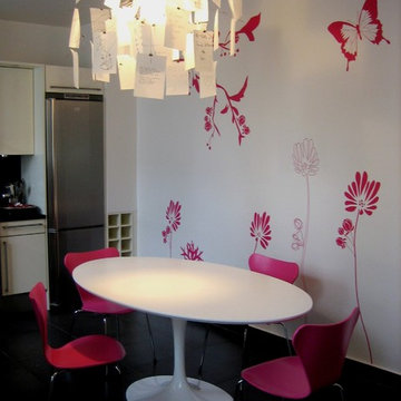 Des chaises série 7 rose et un mur fleuri - Appartement 150 M² Paris 75007