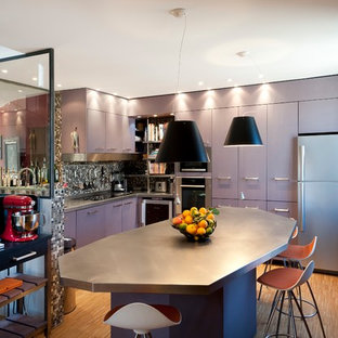 Idées déco pour une grand cuisine américaine contemporaine en L avec un placard à porte plane, une crédence multicolore, une crédence en mosaïque et un îlot central.