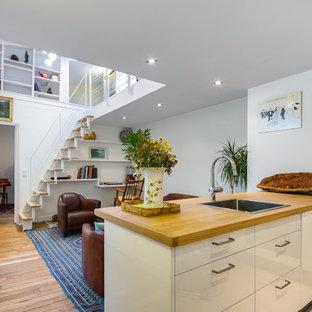 Ispirazione per una cucina contemporanea di medie dimensioni con top in legno, pavimento in legno massello medio e penisola