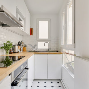 Inspiration pour une petit cuisine nordique en L fermée avec un évier posé, un placard à porte plane, des portes de placard blanches, un plan de travail en bois, une crédence blanche, une crédence en carrelage métro, un électroménager en acier inoxydable, aucun îlot, un sol blanc et un plan de travail beige.