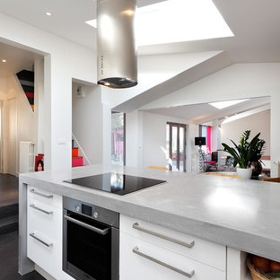 Inspiration pour une cuisine ouverte linéaire design de taille moyenne avec un placard à porte plane, des portes de placard blanches, un électroménager en acier inoxydable, un sol en bois foncé et un îlot central.