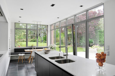 This is an example of a contemporary kitchen in Lille.