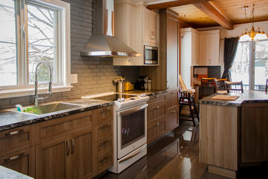 Foto de cocina lineal contemporánea grande abierta con fregadero bajoencimera, encimera de laminado, electrodomésticos de acero inoxidable, suelo de baldosas de porcelana y una isla