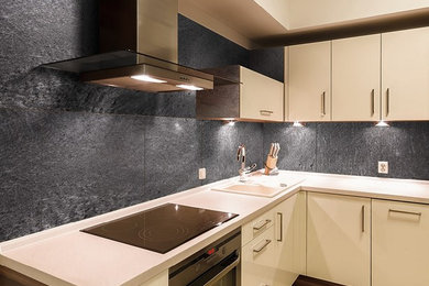 Cette photo montre une cuisine avec une crédence grise et une crédence en dalle de pierre.