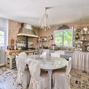 Cette photo montre une cuisine américaine romantique avec un évier de ferme et un sol multicolore.