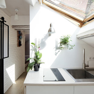 Exemple d'une petit cuisine ouverte tendance.