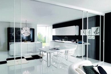 Idée de décoration pour une cuisine ouverte parallèle minimaliste avec des portes de placard blanches, un plan de travail en surface solide et 2 îlots.