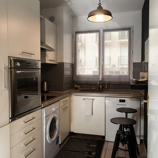 Modern inredning av ett avskilt, litet brun brunt l-kök, med en enkel diskho, släta luckor, beige skåp, granitbänkskiva, grått stänkskydd, stänkskydd i keramik, rostfria vitvaror, klinkergolv i terrakotta och rosa golv