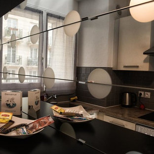 Inspiration pour une petit cuisine design en L fermée avec un évier 1 bac, un placard à porte plane, des portes de placard beiges, un plan de travail en granite, une crédence grise, une crédence en carreau de céramique, un électroménager en acier inoxydable, un sol en carreau de terre cuite, aucun îlot, un sol rose et un plan de travail marron.