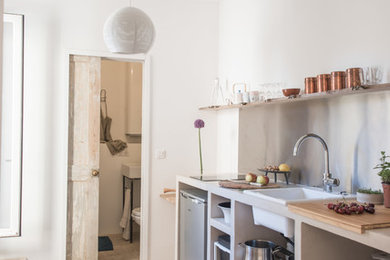 マルセイユにある広いトランジショナルスタイルのおしゃれなキッチンの写真