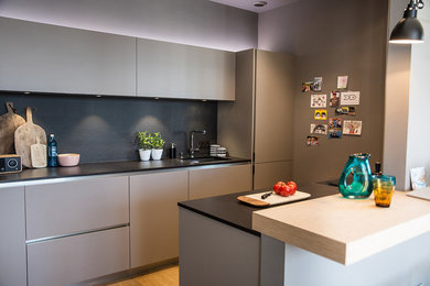 Idée de décoration pour une cuisine ouverte parallèle design de taille moyenne avec un évier 1 bac.