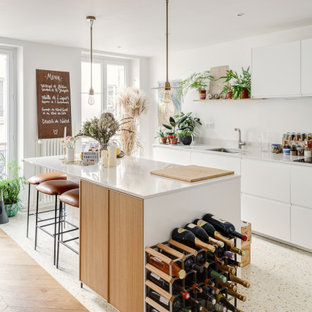 Foto di una cucina nordica di medie dimensioni con lavello sottopiano, ante lisce, ante bianche, pavimento alla veneziana, pavimento beige e top bianco