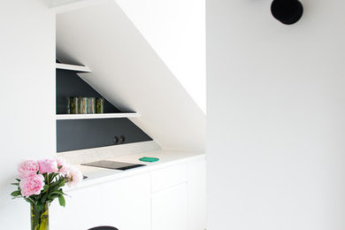 Photo of a contemporary kitchen in Paris.