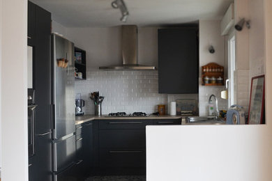 Exempel på ett stort modernt kök, med en undermonterad diskho, släta luckor, grå skåp, träbänkskiva, vitt stänkskydd, stänkskydd i tunnelbanekakel, rostfria vitvaror, cementgolv och blått golv