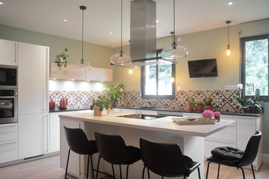 Idée de décoration pour une cuisine minimaliste avec un plan de travail en granite, une crédence en carreau de ciment et un sol en vinyl.