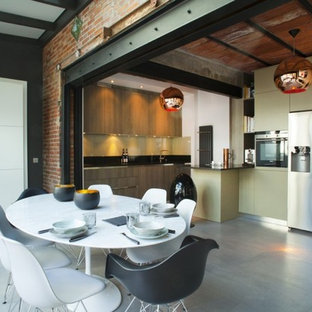 Inspiration pour une cuisine américaine linéaire minimaliste de taille moyenne avec un électroménager encastrable et aucun îlot.