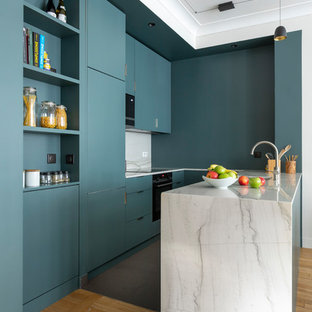 Idées déco pour une cuisine contemporaine en U avec un placard à porte plane, des portes de placard turquoises, une crédence blanche, une crédence en dalle de pierre, un sol en bois clair, une péninsule, un sol beige et un plan de travail blanc.
