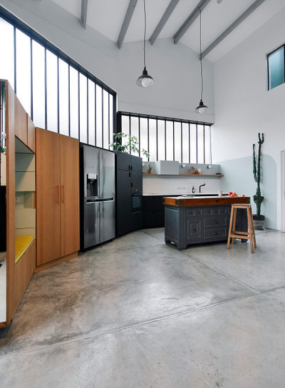 Industrial Kitchen by AGENCE MARN DÉCO