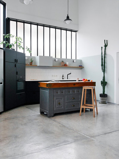 Industrial Kitchen by AGENCE MARN DÉCO