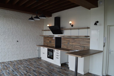 Exempel på ett stort modernt kök, med en undermonterad diskho, luckor med profilerade fronter, vita skåp, laminatbänkskiva, brunt stänkskydd, stänkskydd i trä, integrerade vitvaror, klinkergolv i keramik, en köksö och flerfärgat golv