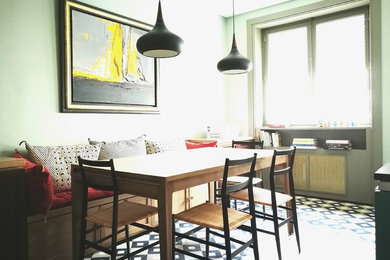 Idee per una grande sala da pranzo aperta verso il soggiorno moderna con pavimento con piastrelle in ceramica