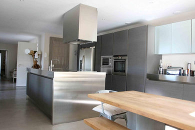 Design ideas for a contemporary kitchen in Marseille.