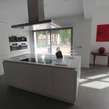 Maison contemporaine 380 M² Cuisine Schröeder laquée blanc mat