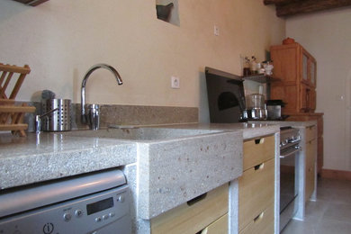 Cette image montre une cuisine ouverte linéaire rustique de taille moyenne avec un évier 1 bac, un plan de travail en granite, une crédence beige, un sol en carrelage de céramique, un sol gris et un plan de travail beige.